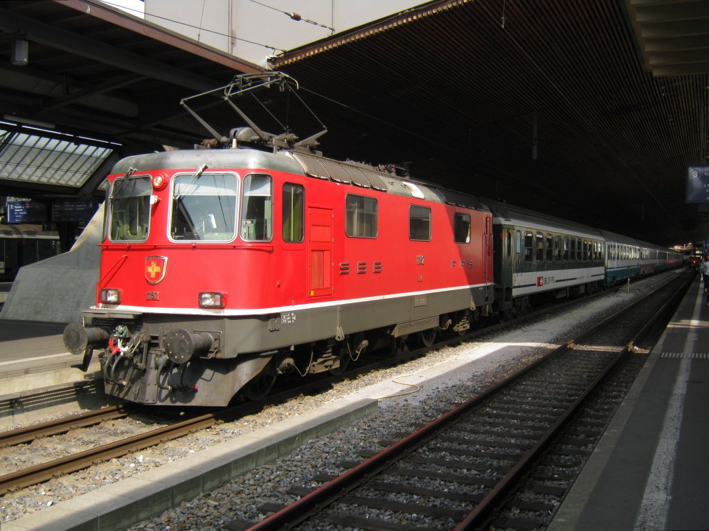 ETR 470 Ersatzverkehr am Gotthard: Im Bild Re 4/4 II 11152 mit Ersatz EC 23 in Zrich HB. Der Zug bestand aus einem Bpm 51, 2 FS Grossraumwagen (2. Kl.) (einer davon im Eurostar Farbkleid), 4 FS Abteilwagen, davon einer 2. Klasse. 03.06.2011.