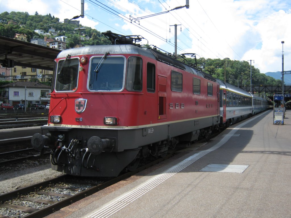 ETR 470 Ersatzverkehr am Gotthard: EC 14 mit Re 4/4 II 11210, 1 Apm 61 der SBB, 5 2. Klass EC Wagen der FS, 1 1. Klass Wagen der FS und einem Bpm 51 der SBB in Bellinzona, 11.06.2011.