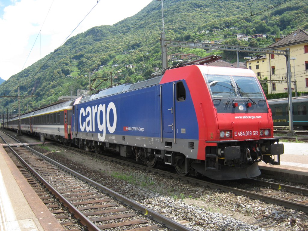 ETR 470 Ersatzverkehr am Gotthard: EC 15 mit Re 484 019 in Bellinzona, 11.06.2011.