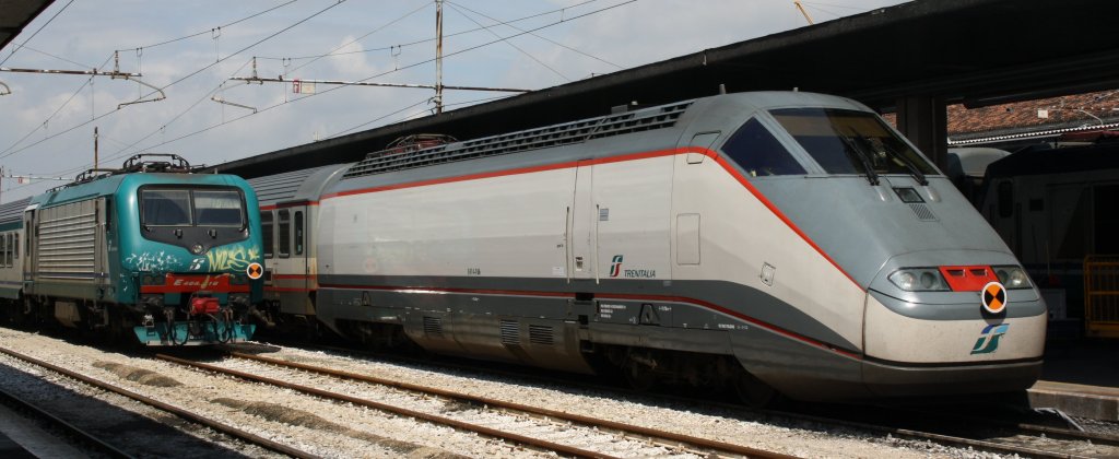 ETR 500 (1. Generation) und E 464 im Bahnhof Venezia Santa Lucia (12.05.2010)
