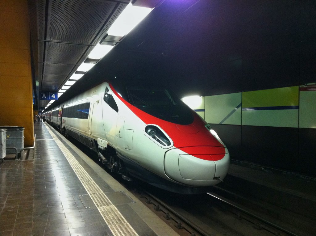 ETR 610 006 als EC 32 in Genf Flughafen. Planmssig verkehren die EC nur bis Genf, aufgrund des Autosalons (in der Nhe des Flughafens) fahren sie jedoch bis in den Flughafen, 14.03.2012. (Handyfoto)
