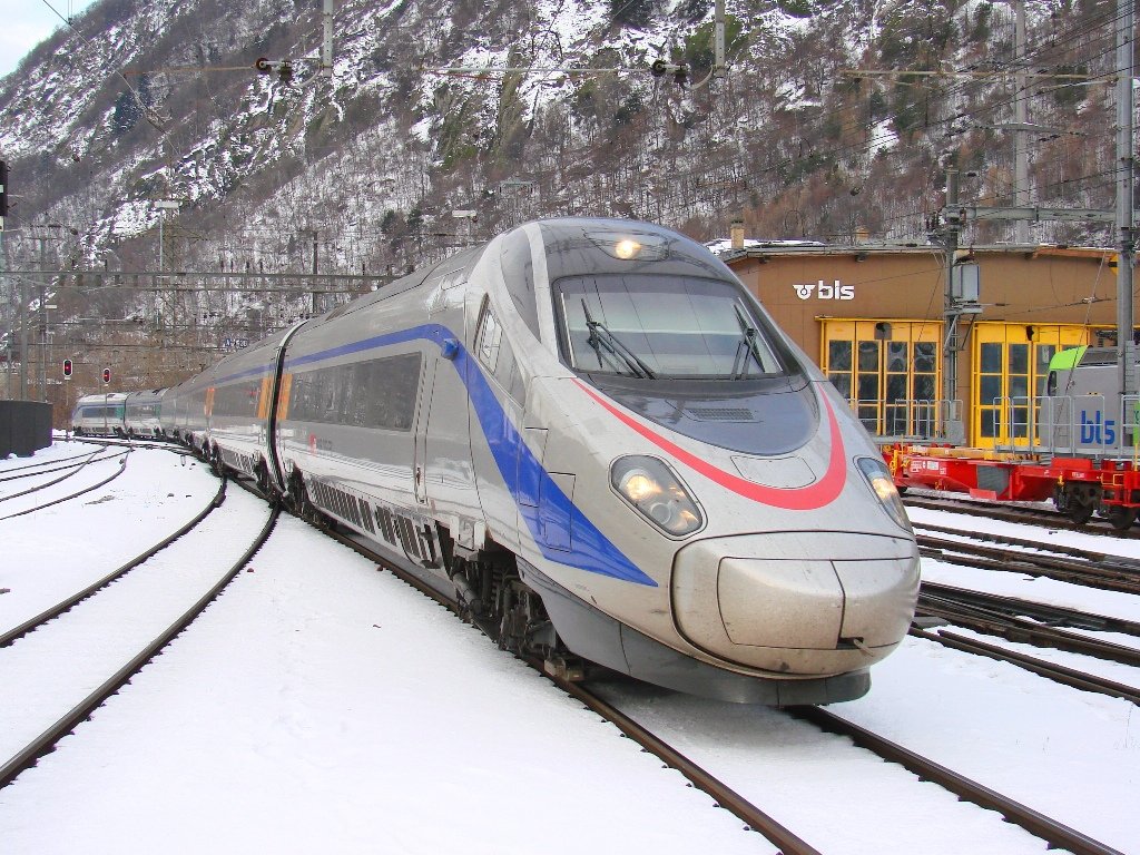 ETR 610 006 (Eigentum SBB-CFF) im Bf. Brig mit eine EC Zug zwischen Genf und Mailand. 04-02-2010 