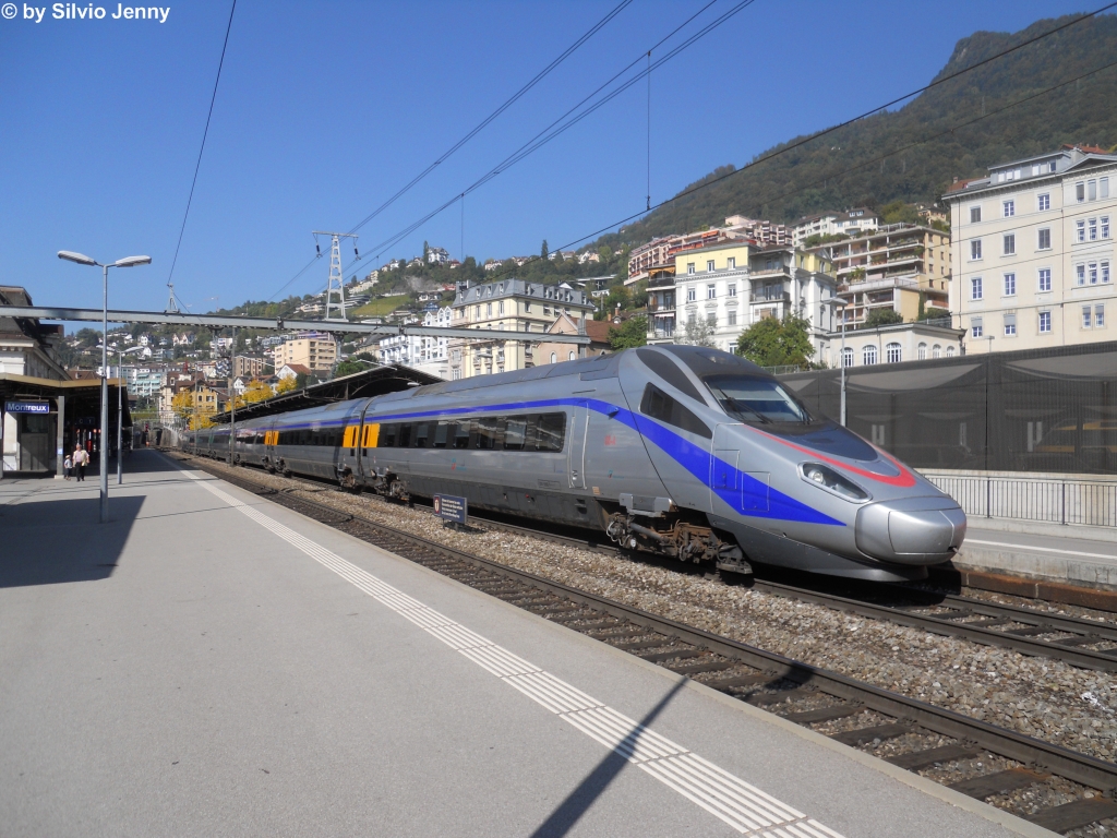 ETR 610 008 am 3.10.2011 in Montreux als EC 39 nach Milano Centrale. Da Trenitalia ihre ETR610 selbst verwenden will, fhrt nur noch ein EInziger TI610er in die Schweiz. Ab Dezember wird dann ganz Schluss sein, und die SBB wird mit den eigenen weiss-schwarzen 610er den Italien-Verkehr abwickeln.