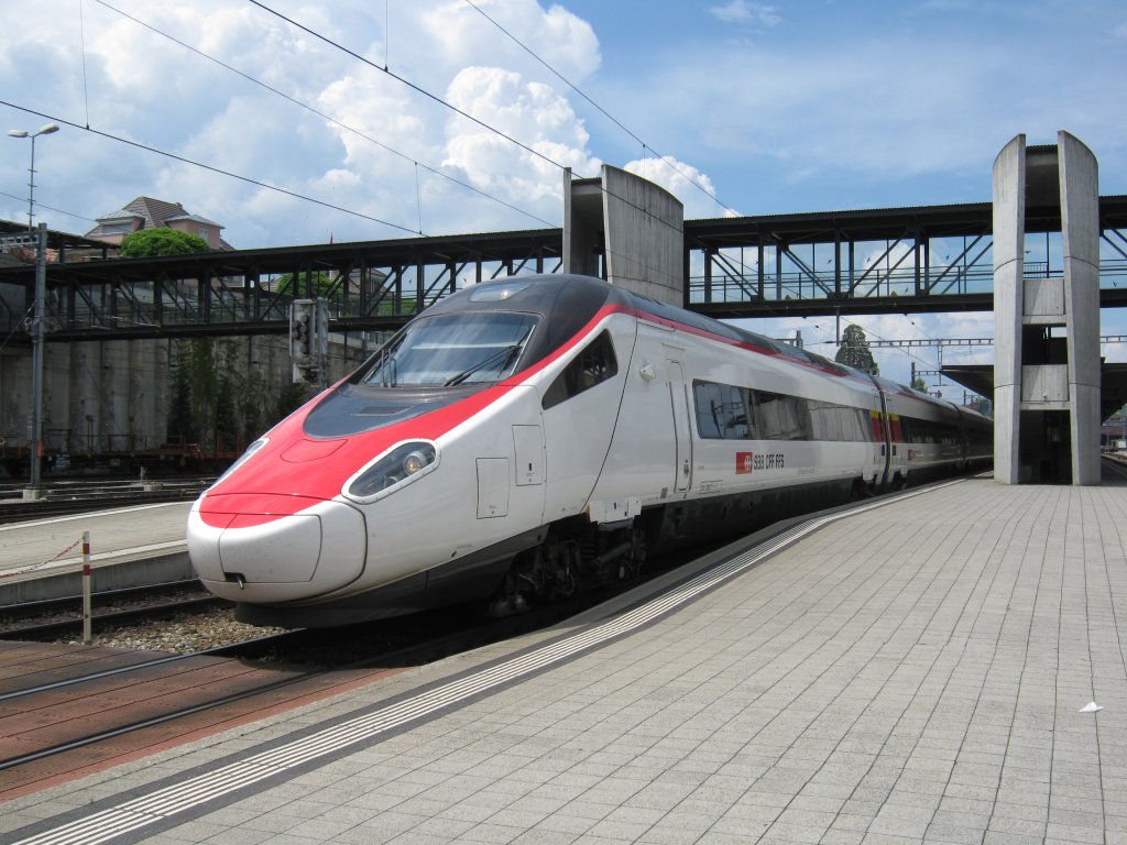 ETR 610 014 als EC 57 bei Ausfahrt in Spiez, 04.06.2011.