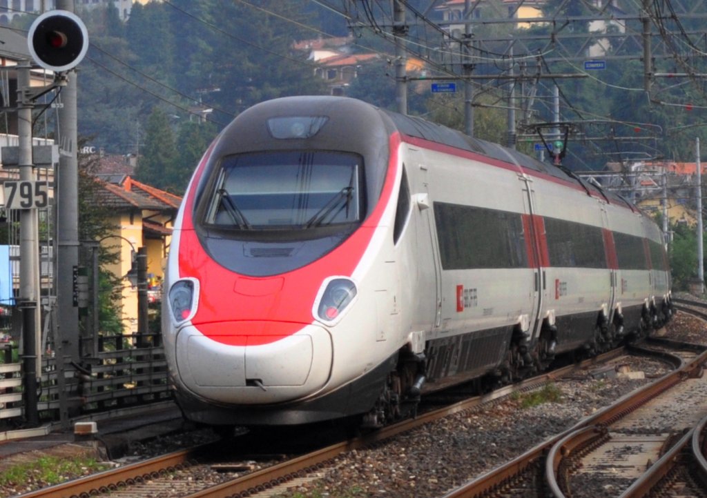 ETR 610 nach Milano Centrale bei der Abfahrt in Stresa