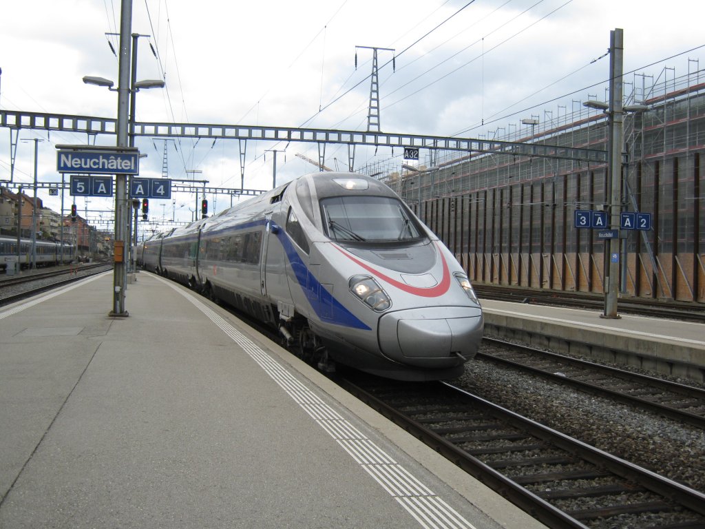 ETR 610 der SBB bei Einfahrt im Bahnhof Neuchatel. Dieser Zug verkehrte fr das Fest  150 Jahre Arc Jurassien  zwischen Biel und Neuchatel, 26.09.2010.