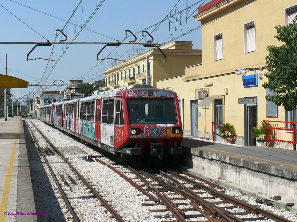 ETR054+ETR040 der 950mm-spurigen Circumvesuviana-Bahn sind hier aus Neapel kommend im Endbahnhof der Zweigstrecke nach Sarno zu sehen.
2010-08-25 Sarno