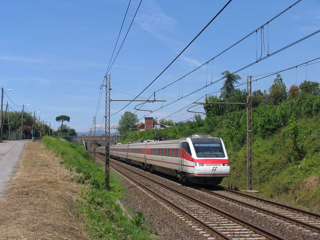 ETR480.021A mit ES 9765 Genova Piazza Principe-Roma Termini in die Nhe von das ehemalige Bahnhof Montignoso am 11-5-2012.