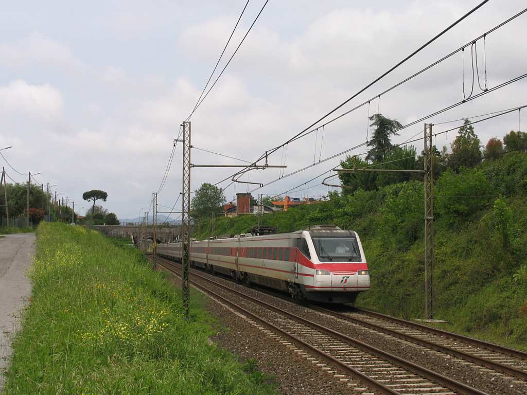 ETR480.028A mit ES 9765 Genova Piazza Principe-Roma Termini in die Nhe von das ehemalige Bahnhof Montignoso am 9-5-2012.