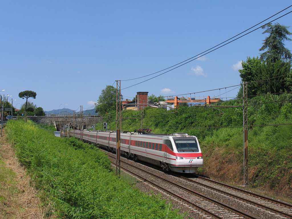 ETR480.028B mit ES 9765 Genova Piazza Principe-Roma Termini in die Nhe von das ehemalige Bahnhof Montignoso am 14-5-2012.