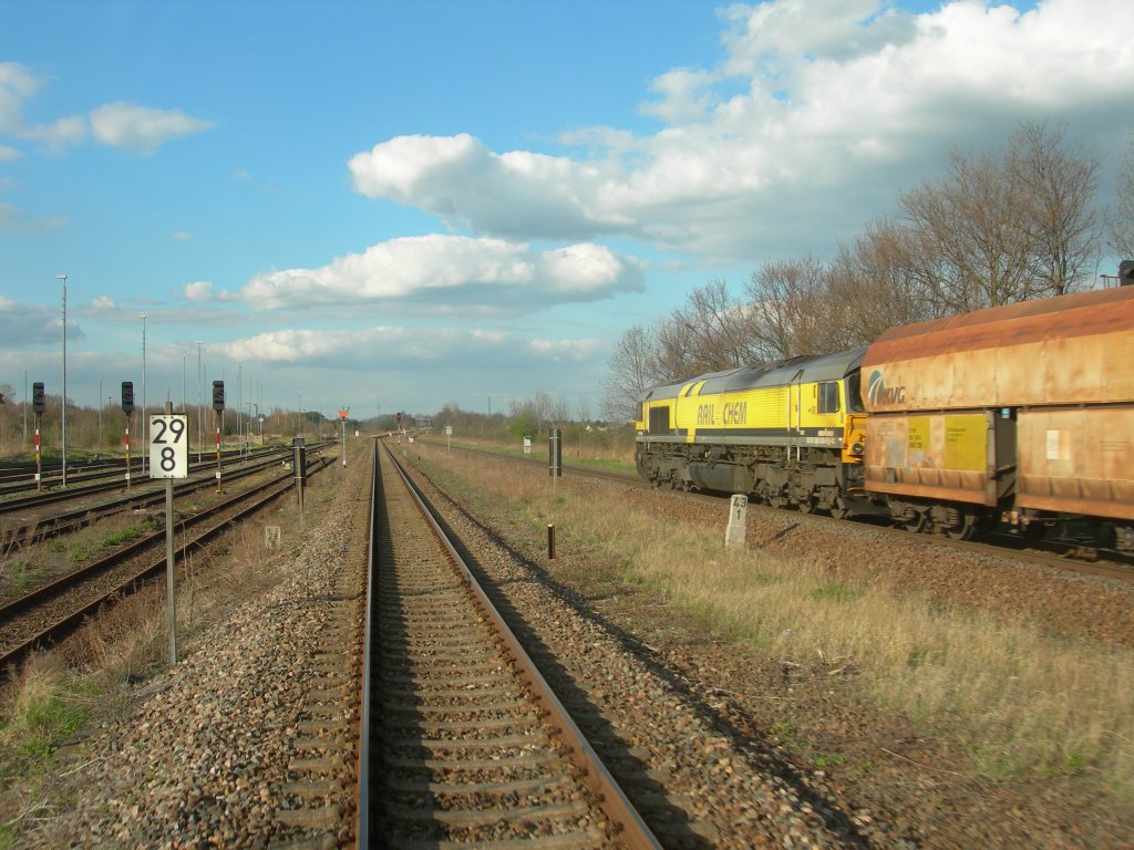 Etwa 1.500m vor dem Bahnhof Zeiz begegnete uns noch dieser Gterzug, wohl als Leerzug auf dem Weg nach Proofen an der Strecke 550. Das Gleis in der Bildmitte gehrt zur KBS 551. Fotografiert aus der RB 34727 am 16.04.2012. 