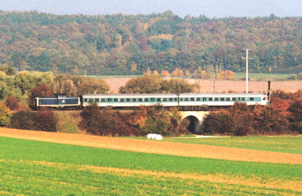 Etwa 500 Meter westlich von Neustadt/Aisch berquert die Strecke nach Bad Windsheim den Schweinachbach. Rechts von der am 21.10.94 typischen Wendezug-Garnitur sieht man das Einfahrsignal des Neustdter Bahnhofs.