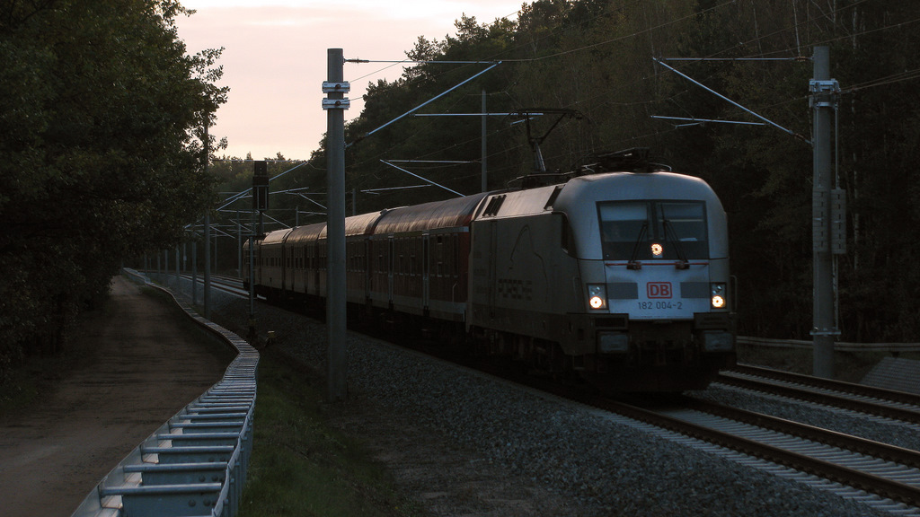 Etwas besonderes bei wenig Licht: Es war 182 004 die den RE 37384 nach Rathenow ziehen durfte. Bald wird sie hier mit planmigen Dostos fahren, dann aber nach Wismar, aber solange die in den Werkshallen stehen, kommen die flachen Parks fter zum Einsatz. Am 21.10.2011 gebildet wie folgt: 1Kl. Halberstdter - Bimz - 2.Klasse Halberstdter - Bimz - WittenbergerSteuerwagen.