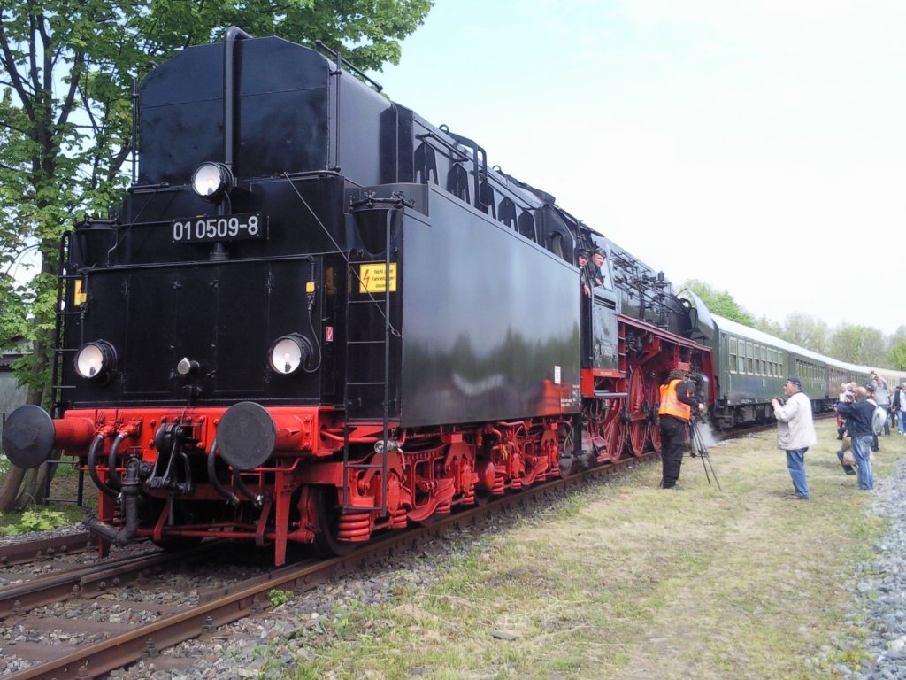 Etwas besonderes! Eine große Dampflok der 01er Baureihe in Putbus am 20.05.2012