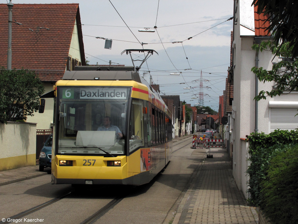 Etwas drflicher geht es fr die Straenbahn Karlsruhe in Daxlanden zu. Im Bild Wagen 257 als Tram 6 nach Daxlanden-Waidweg in der Rappenwrtstrae kurz vor der Haltestelle Hammweg.