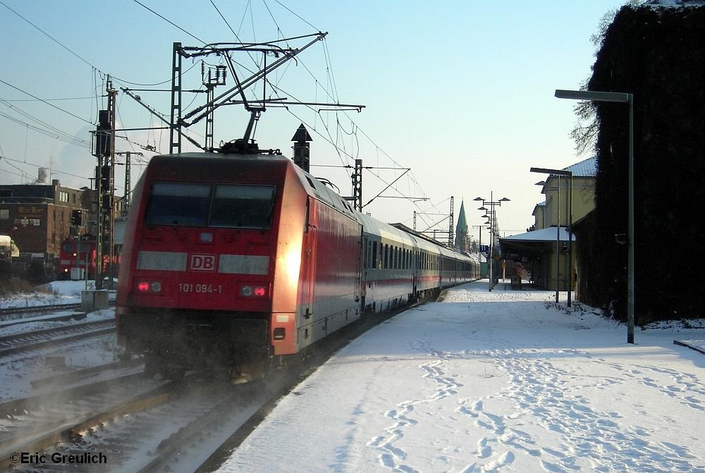 Etwas fehlgeleitet wurde ein IC nach Leipzig, als dieser ber Gleis11 durch den Bahnhof Lehrte fhrt. Normalerweise fhrt dieser durch Gleis2. Aber am 19.12.09 lief ja betaglich einiges schief in Sachen Schienenverkehr, woher soll die Bahn Bahn auch wissen es im Dezember schneien knnte und sogar die Weichen zufrieren...