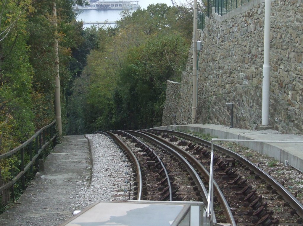 Etwas furchterregender Blick ins  Nichts  ber den Standseilbahnwagen die Straenbahnstrecke ins Tal nach Trieste hinuter. (30.10.2010)
