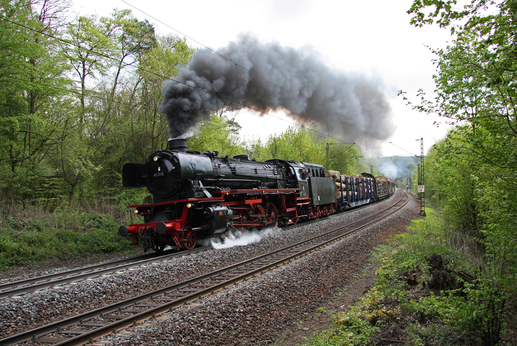 Etwas ganz besonderes hatten sich die Bebraer Dampfmacher f�r den Nachmittag einfallen lassen. Ein mit Holz beladener Dampfg�terzug auf der Cornberger Rampe, optisch und akustisch ein Hochgenu�. Als Zuglok kam 41 018 zum Einsatz und die Meininger 50 3501 schob nach, 01.05.2010.