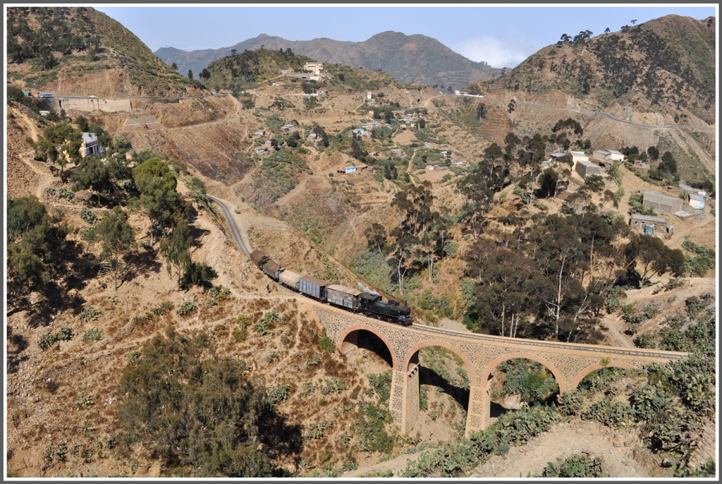 Etwas hher bei km 112 befindet sich diese 4 Bogenbrcke mit Blick auf Shegerini. Die Teufelsnase befindet sich auf der hinteren Seite der Kirche. (30.01.2012)