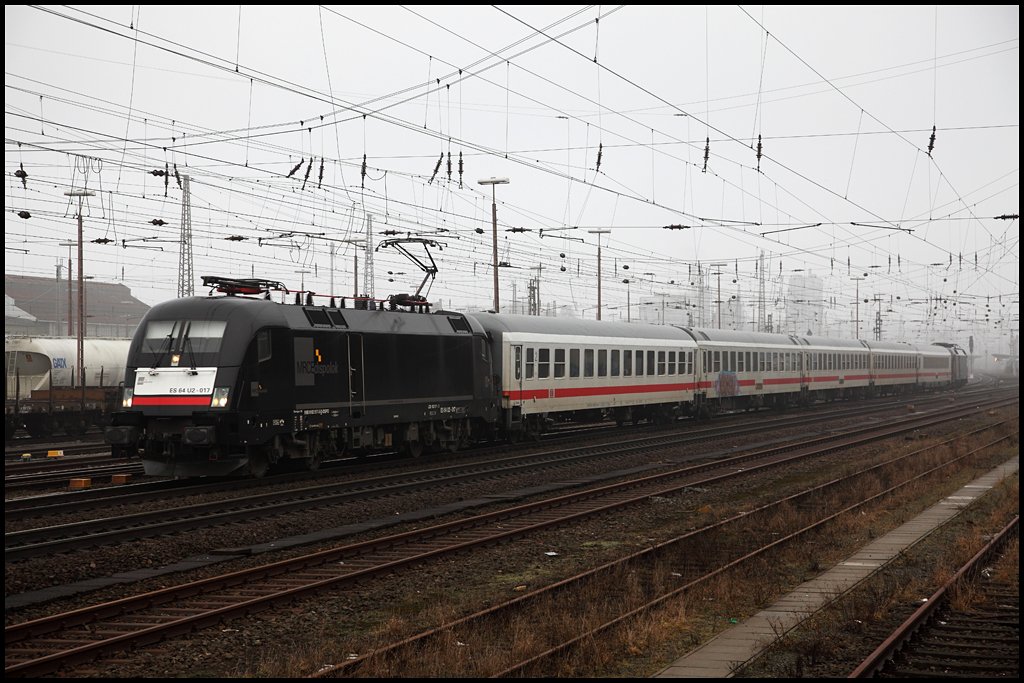 Etwas positives hat der mangel an ICE2-Zgen ja, die Tauris kommen auch mal ber die Ruhr-Wupper-Schiene nach Schwerte(Ruhr): Hier konnte ES64U2-017 mit dem IC 2862, Hamm(Westf) - Bonn Hbf, bei der Durchfahrt von Schwerte(Ruhr) beobachtet werden. (07.02.2010)