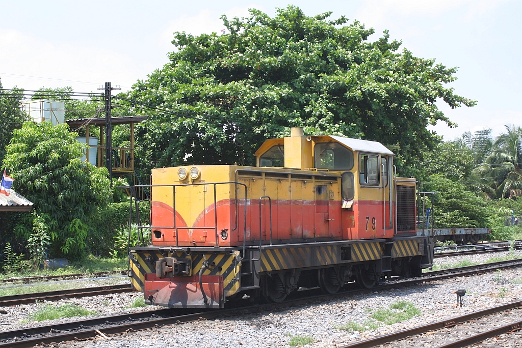 Etwas ramponiert versieht die HAS 79 (C, dh, Henschel, Bauj.1985, Fab.Nr.32849) im Bf. Thon Buri als Verschubreserve ihren Dienst. Bild vom 19.Mai 2012.

