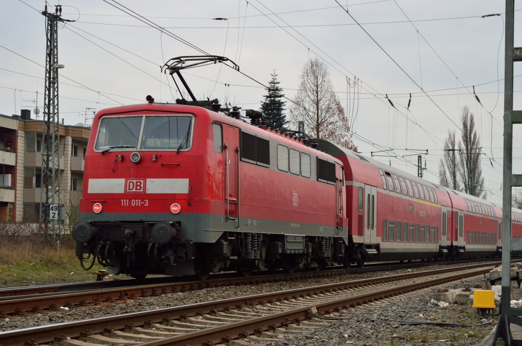 Etwas seltener kommt es vor das eine 111 den RE4 nach Aachen schiebt, wie hier die 111 011-3 am Freitag den 8.3.2013