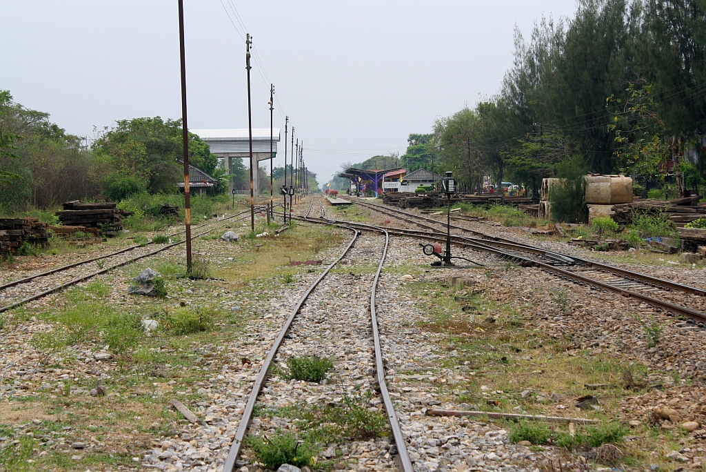 Etwas seltsam wirkende Gleislage im Bf. Kanchanaburi am 11.Mrz 2012.


