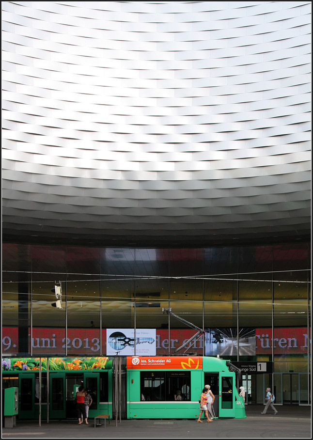 Etwas Sonne auf das Combino-Tram - 

Straßenbahnhaltestelle Messeplatz unter dem Neubau der Basler Messe. 

20.06.2013 (M)