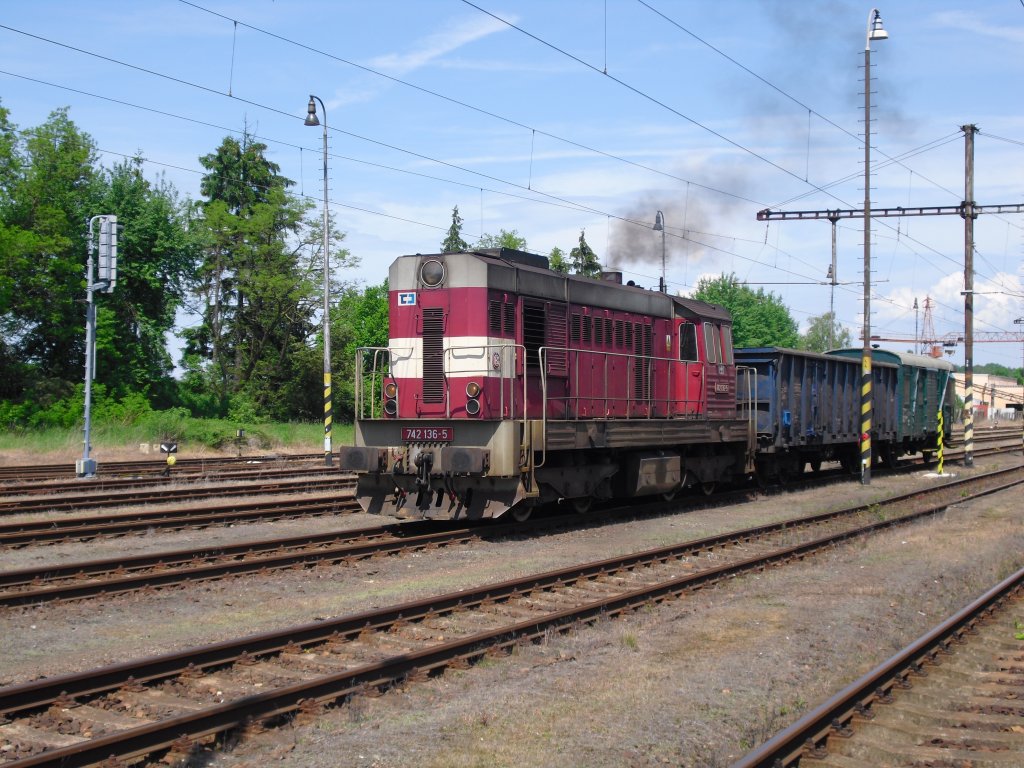 Etwas spter kam 742 136-5 erneut zum Bahnhof Cheb Trsnice. Hier bei der Ausfahrt in Richtung Cheb, am 09.06.10.