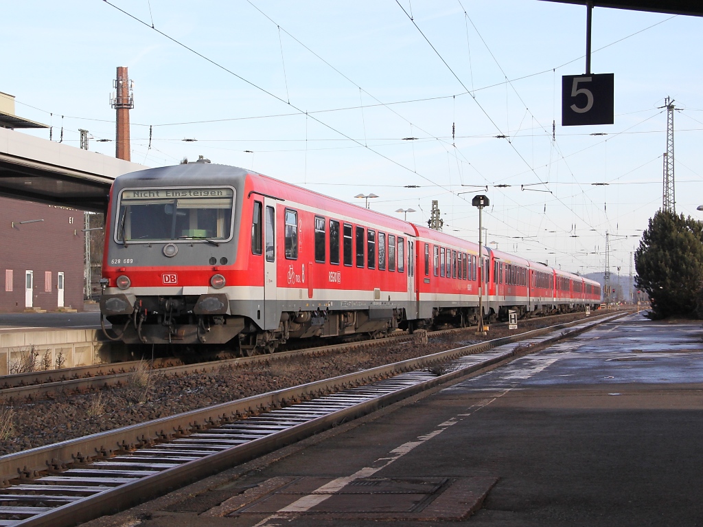 Etwas sp�ter kamen nochmal 4 628er in Richtung Norden durch Eichenberg. Im einzelnen handelte es sich um 628 689/690/691 und 692. Aufgenommen am 11.12.2011.
