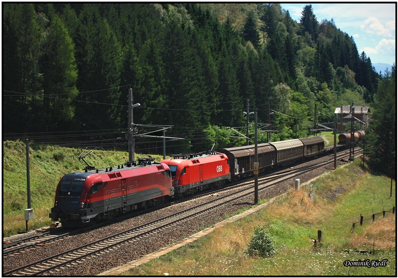 Etwas berrascht hat uns die 1116 228 mit ihrer Schwesterlok und ihrem Gterzug auf der Fahrt von Villach nach Salzburg. 02.08.2010 Penk