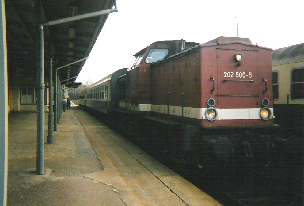 Etwas unglcklich getroffen, die Erfahrung fehlte damals noch, die 202 500-5 im Mai 1998 mit einem Zug im Bahnhof Sebnitz.