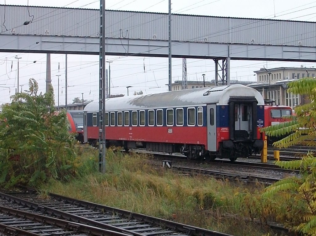 Etwas ungnstig stand am 16.Oktober 2010 dieser russische Schlafwagen abgestellt in Berlin Lichtenberg.