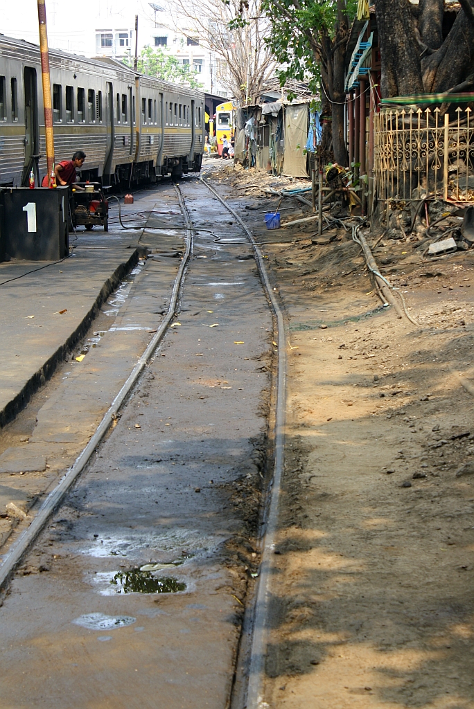 Etwas  unrund  verlegter Gleisbogen im Depot Mahachai am 27.März 2010.