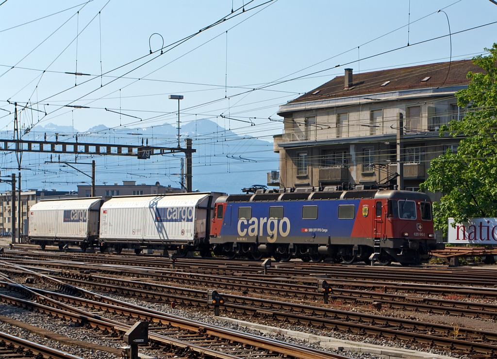 Etwas unterfordert - Die Re 620 042-2  „Monthey“ (ex Re 6/6 11642) der SBB Cargo mit nur zwei Gterwagen am 29.05.2012 beim Bahnhof Lausanne. 
Diese Maschinen haben immerhin eine Stundenleistung von 7.800 KW das sind 10.605 PS, sie knnen 800-Tonnen-Zge auf einer Steigung mit 26 Promille noch mit 80 km/h ziehen, die Hchstgeschwindigkeit betrgt 140 km/h.