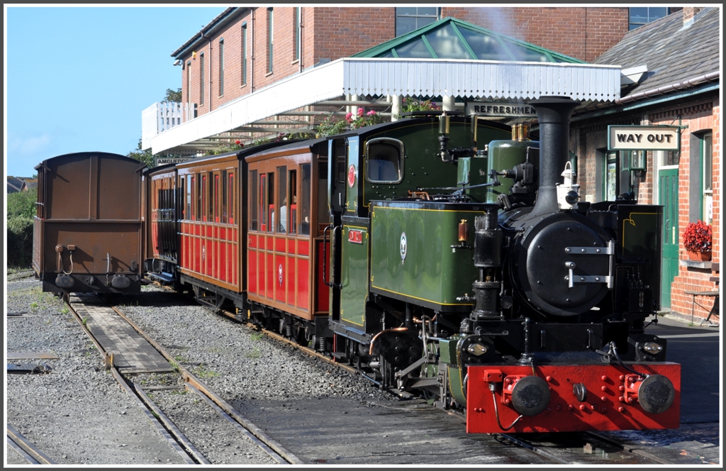 Etwas weiter s�dlich in Tywyn beginnt die Talyllyn Railway nach Nant Gwernol. Sie wurde urspr�nglich auch f�r den Schieferabbau gebaut, ist 11,67km lang und hat eine Spurweite von 686mm. (04.09.2012)