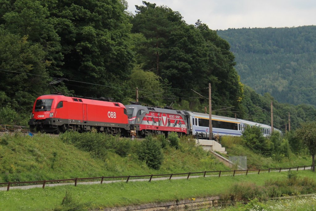 Etwas Werbelich prsentierte sich das Zugpaar 102/103 an diesem Tag, hier zum sehn 1116 138 Heeressport, leider mit Vorspann von der 1116 146, vor dem EC 103  Polonia  von Warszawa Wschodnia nach Villach Hauptbahnhof, aufgenommen kurz nach der Haltestelle Schlglmhle; am 30.07.2012