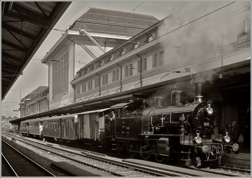 Etwas zu früh und damit perfekt mit meiner etwas zu späten Kaffee-Pause harmonierend  stattet die Eb 3/5 N°5810 mit ihrem EBT Zug auf der Fahrt von Lausanne nach Knolfingen Lausanne einen Besuch ab.
18. Mai 2013