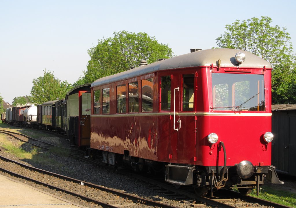 Etwas zu viel f�r den T13...aber keine Sorge, er musste den Zug hinter ihm nicht ziehen! 25.4.2011.