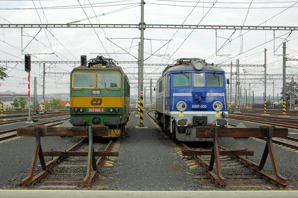 EU 07-533 & 163 066 am 01.10.09 in Praha hl. n.