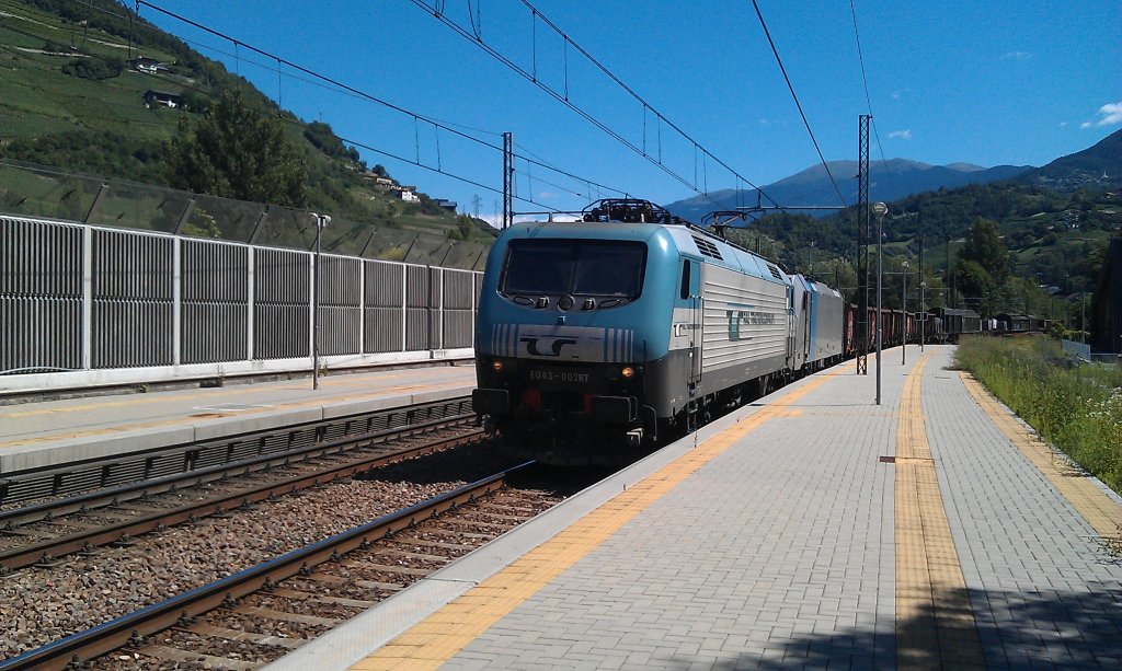 EU 43 der RTC (Rail Traction Company) + BR 186 Railpool mit einem gemischten Gterzug in Klausen / Chiusa Richtung Bozen / Bolzano. 