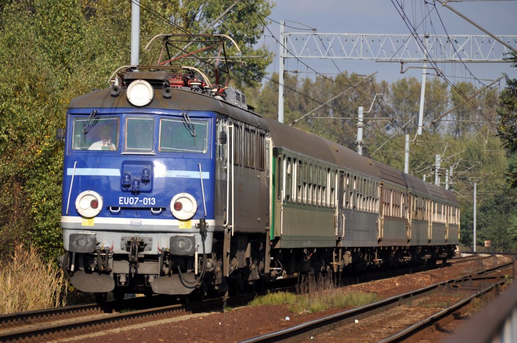 EU07 013 bei Katowice-Piotrowice mit ihrem IC nach Bielsko-Biała (12.10.2012).