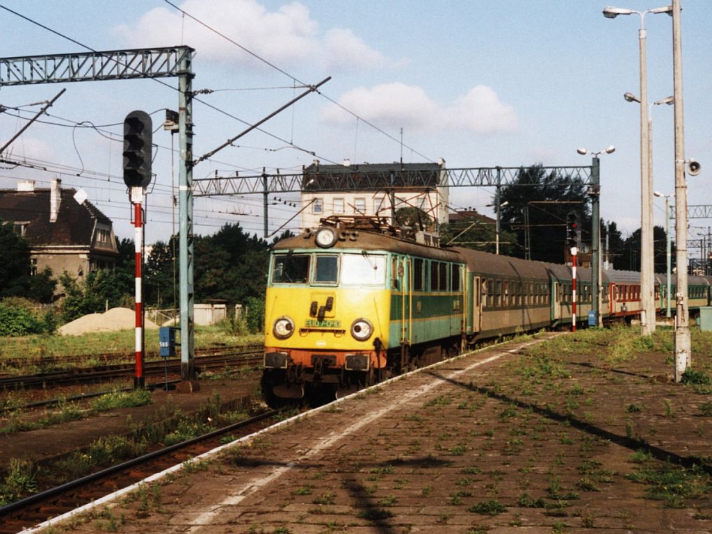 EU07-040 auf Bahnhof Wrocław Glwny am 11-8-2001. Bild und scan: Date Jan de Vries.