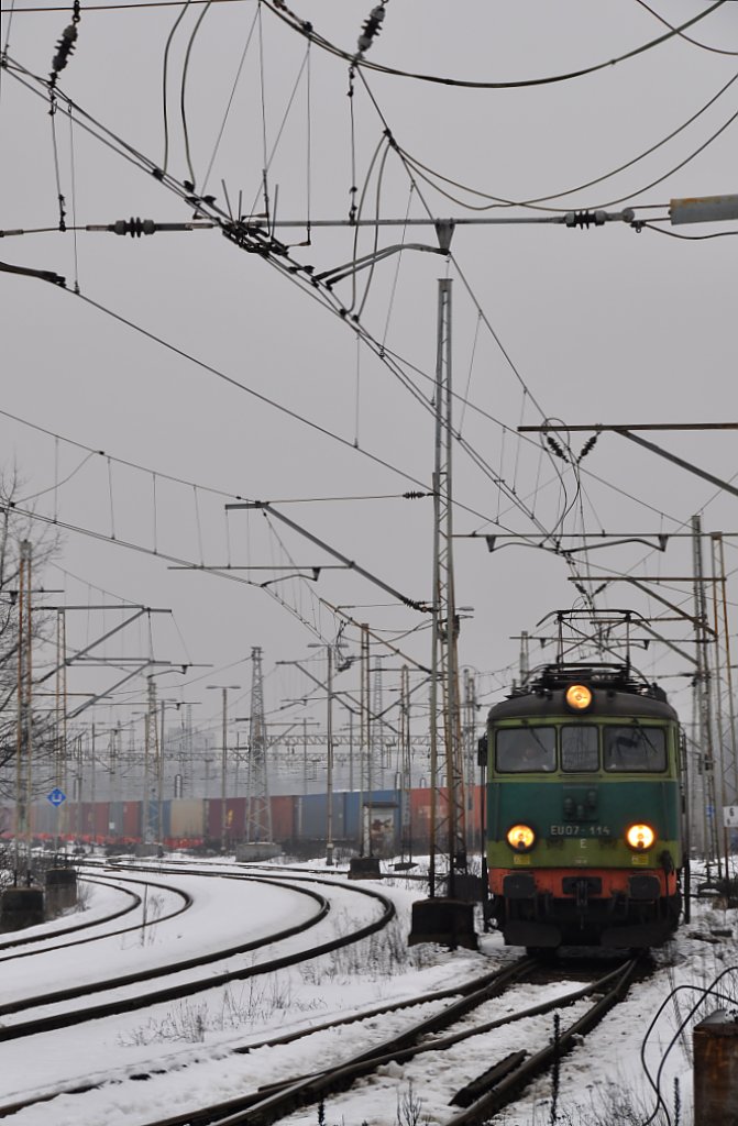 EU07 114 mit dem tglich verkehrendem Containerzug Richtung Sden. In Katowice Ligota (05.04.2013).
