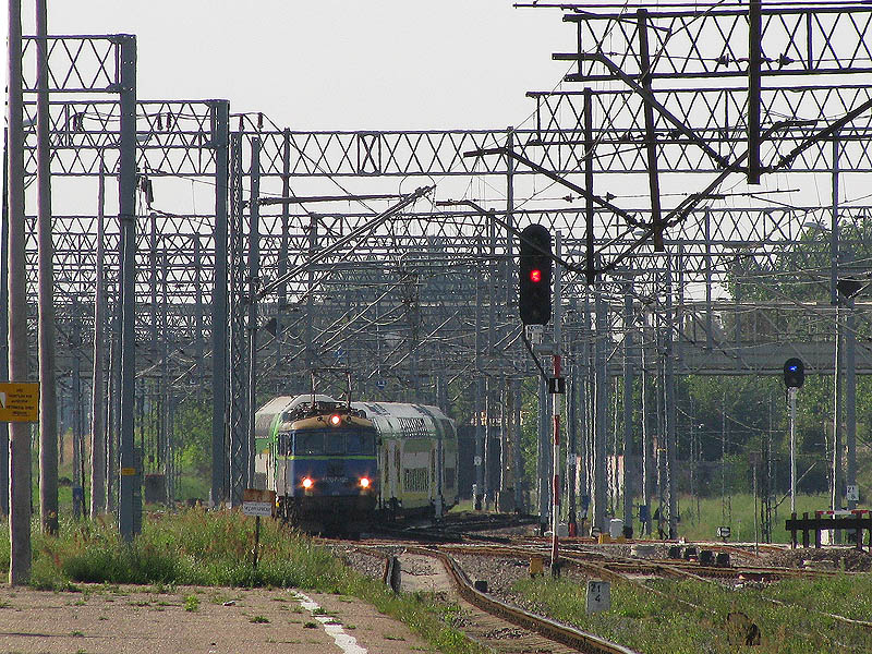 EU07-123 mit Dosto-Garnitur manvriert bevor sie Gdynia Głwna Osobowa erreicht, damit sie als KM-51530  Słoneczny  nach Warszawa Zachodnia fhrt.