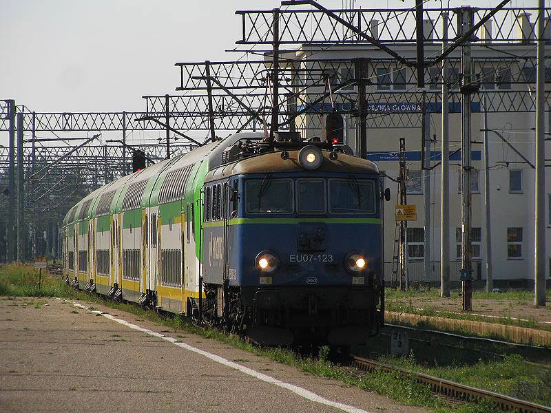 EU07-123 mit KM-515309  Słoneczny  erreicht den Bahnsteig in Gdynia Głwna Osobowa, 1.08.2010