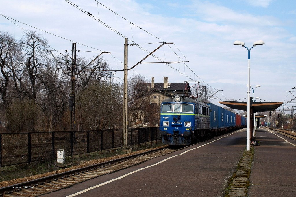 EU07-1515 der PKP Cargo mit einem Containerzug in Bieruń Nowy (Oberschlesien)am 13.04.2013.