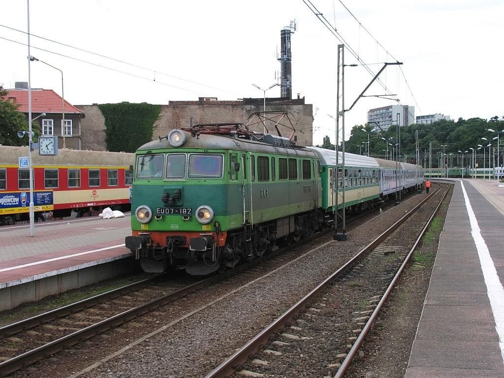 EU07-182 mit D-zug auf Bahnhof Szczecin Głwny am 9-7-2007.