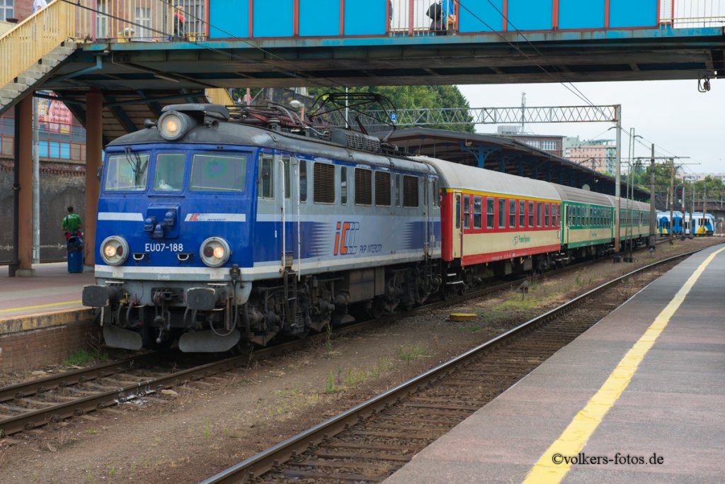 EU07-188 im Juli 2013 in Szczecin Glowny bereit zur Abfahrt. Schner bunter Zug.