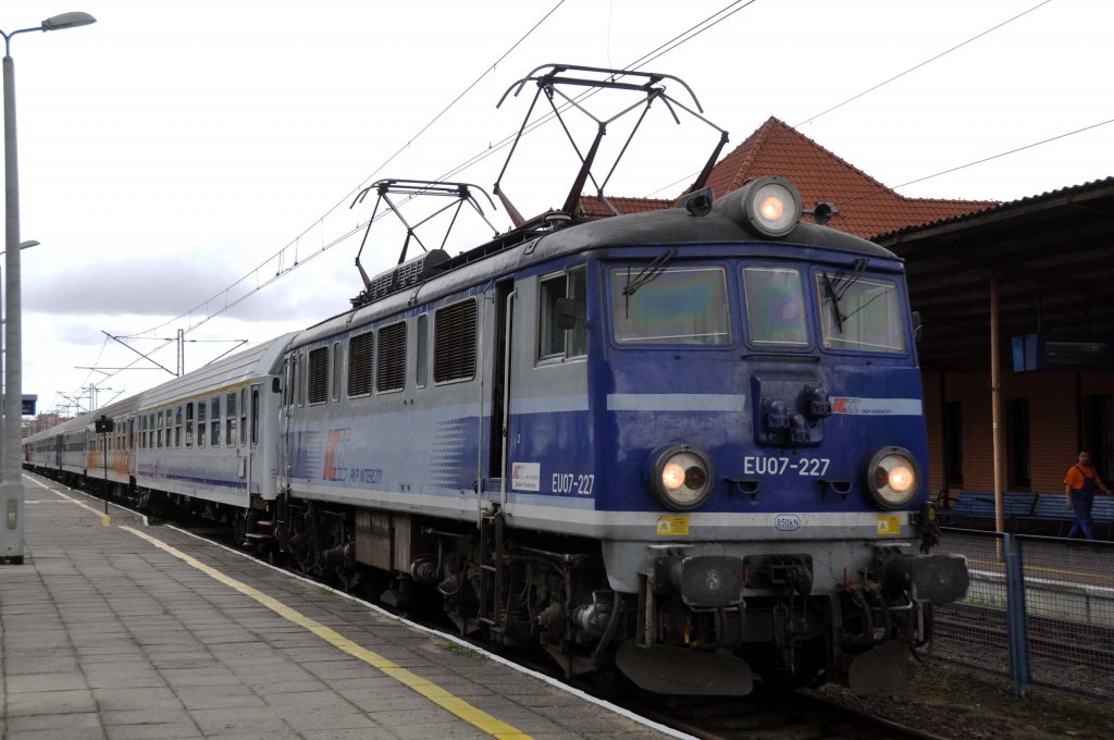 EU07 227 wartet auf die Ausfahrt aus Świnoujście (10.08.12)